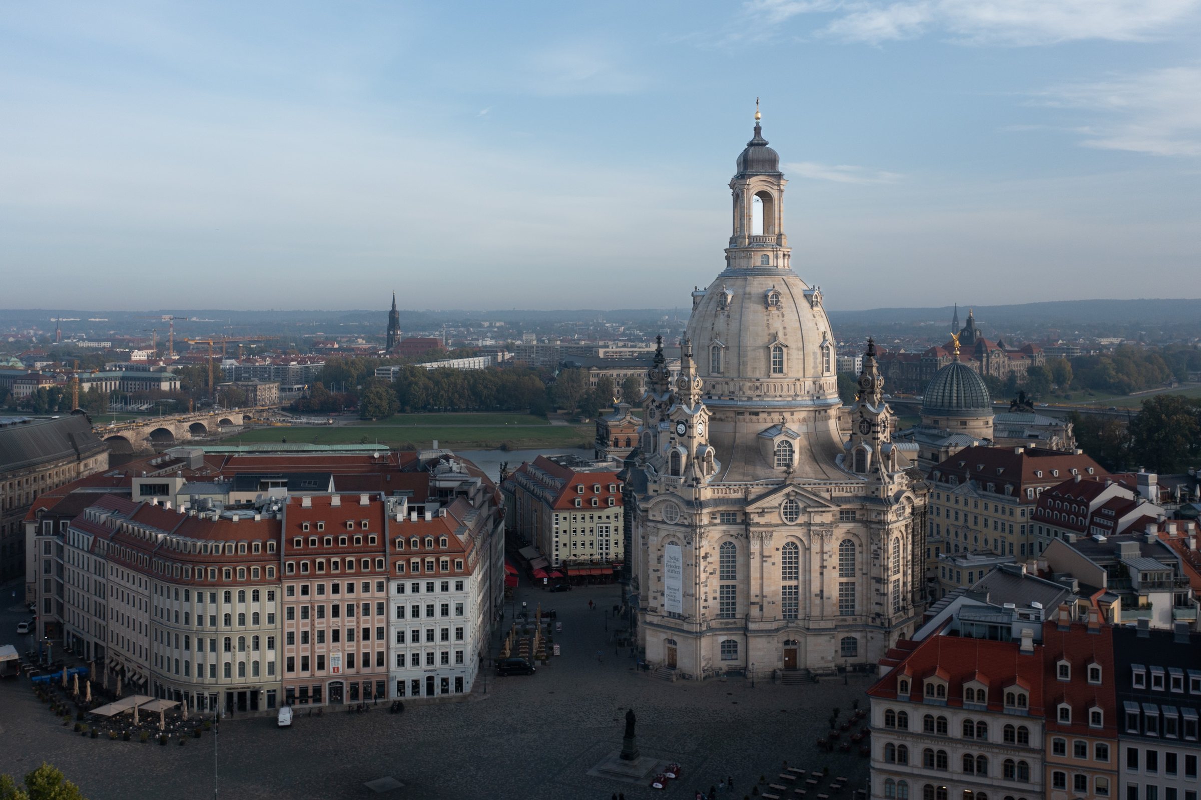 Luftaufnahme der Dresdner Frauenkirche und des Neumarkts